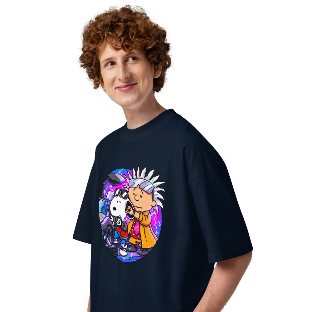 Oversize Snoopy Marty Charlie Brown Doc DeLorean - Modelo masculino lateral