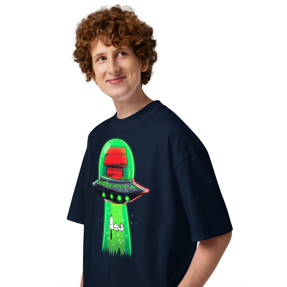 Oversize Snoopy UFO Snoozin With Style - Modelo masculino lateral