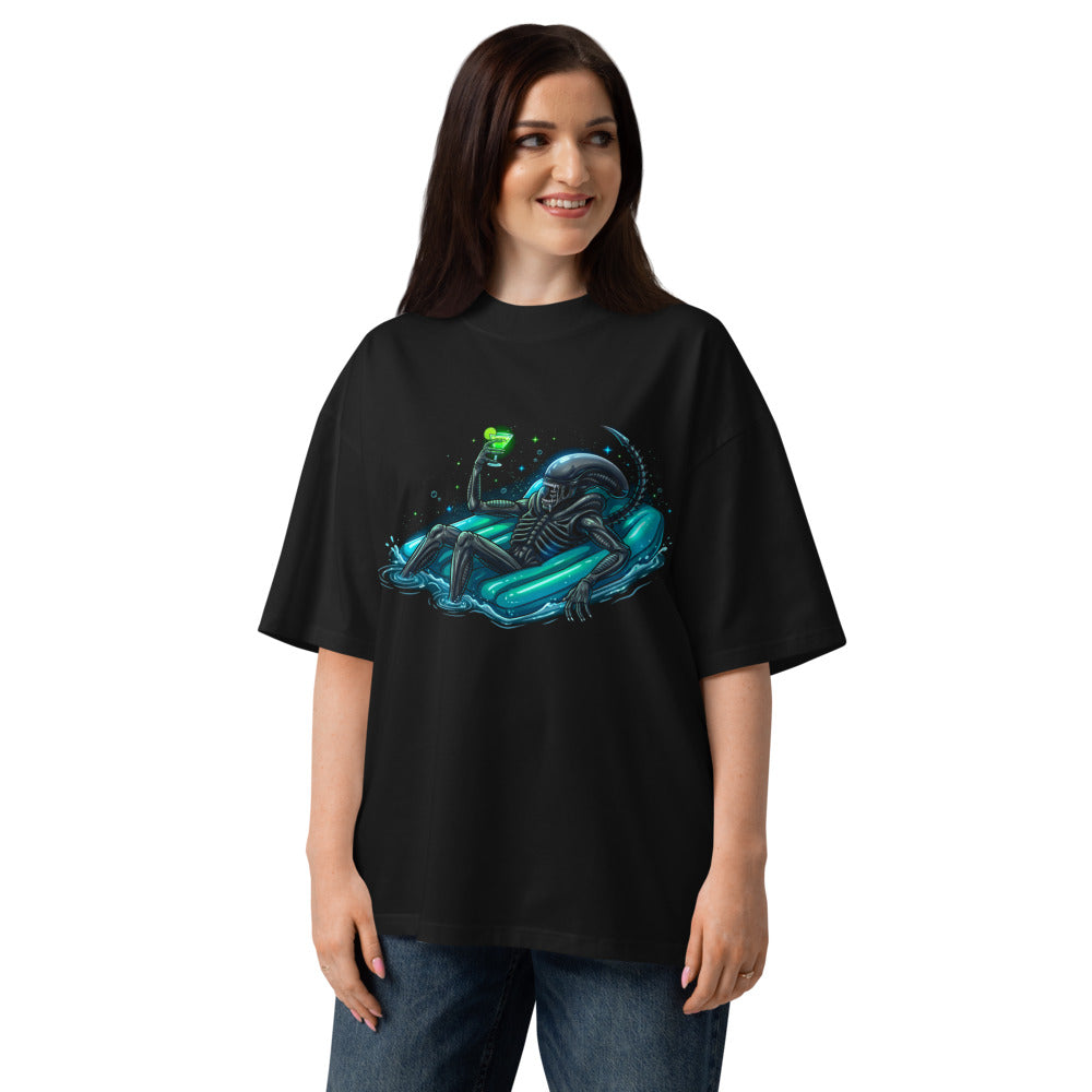 Oversize Alien Xenomorph Pool Float Green Cocktail - Modelo femenina