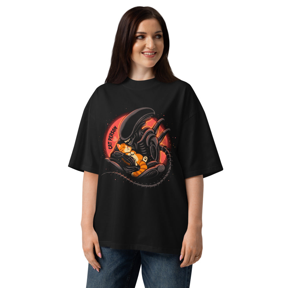 Oversize Cat Person Xenomorph Hugging Orange Kitten - Modelo femenina