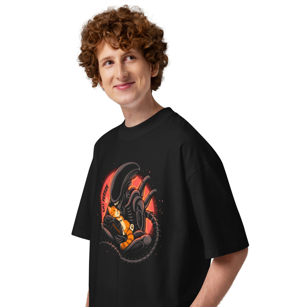 Oversize Cat Person Xenomorph Hugging Orange Kitten - Modelo masculino lateral