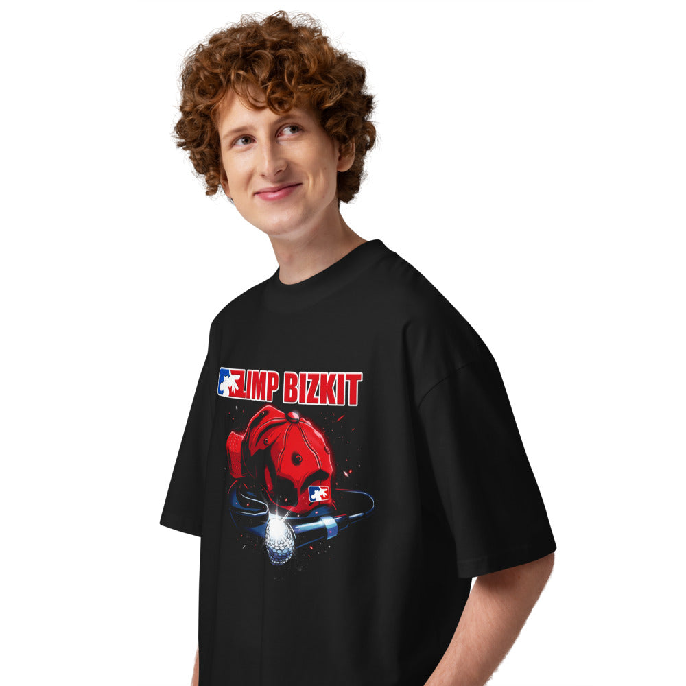 Oversize Limp Bizkit Red Cap Microphone - Modelo masculino lateral