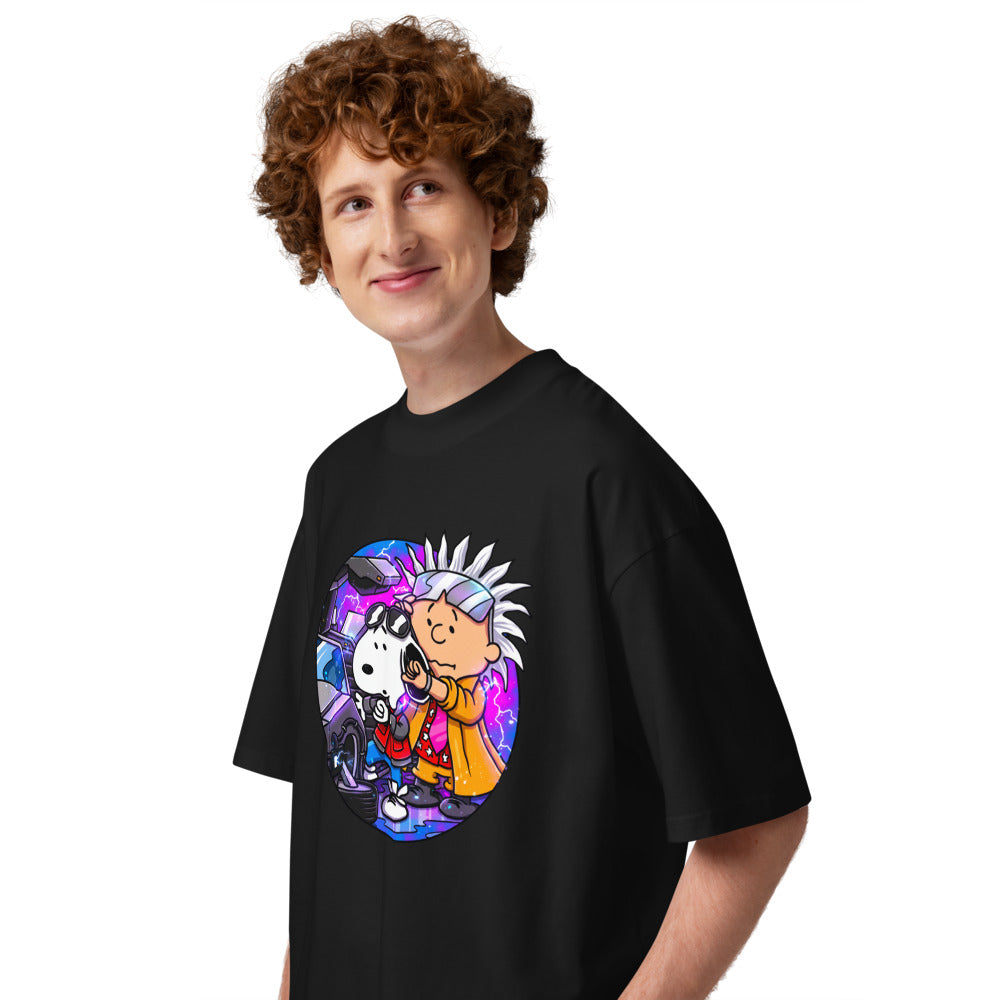 Oversize Snoopy Marty Charlie Brown Doc DeLorean - Modelo masculino lateral