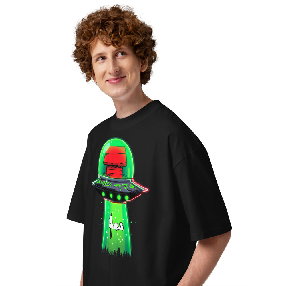 Oversize Snoopy UFO Snoozin With Style - Modelo masculino lateral