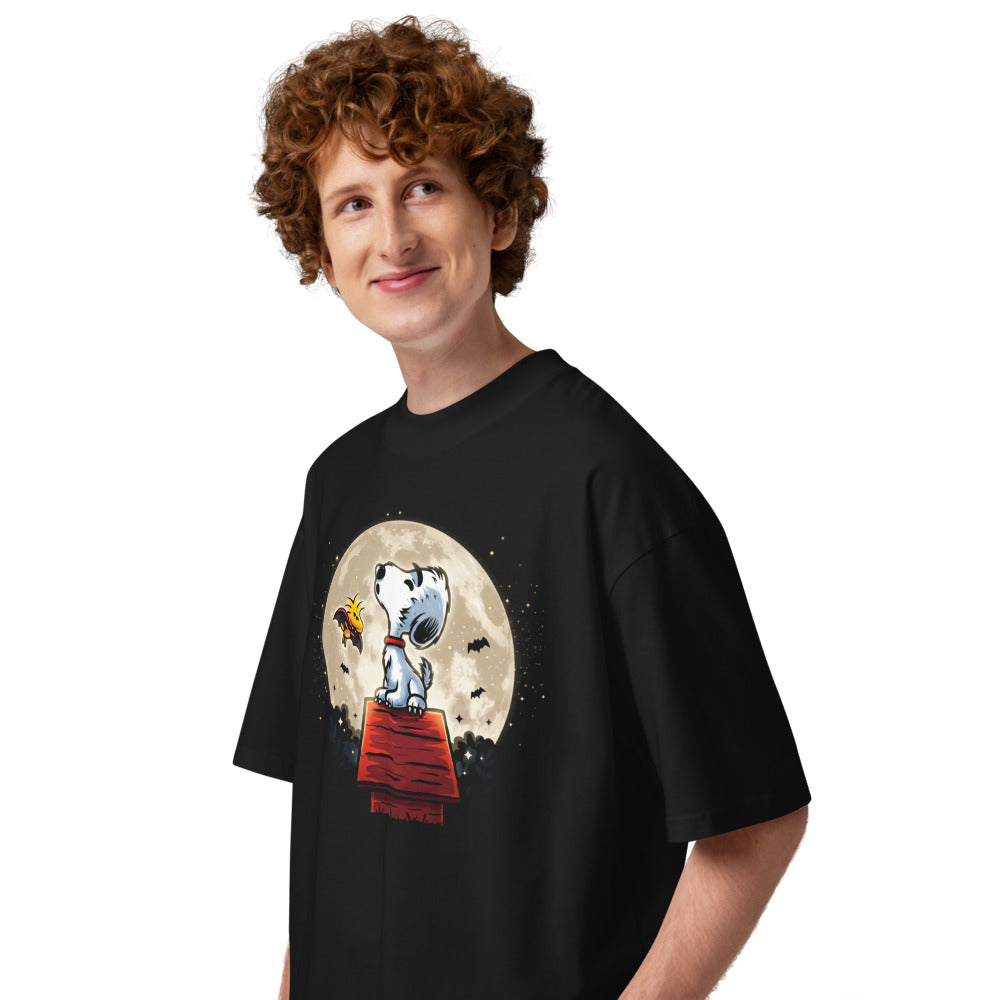 Oversize Snoopy Woodstock Vampire Full Moon Doghouse - Modelo masculino lateral
