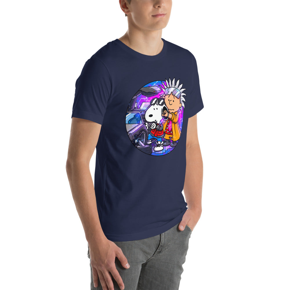 Playera Snoopy Marty Charlie Brown Doc DeLorean - Modelo masculino lateral