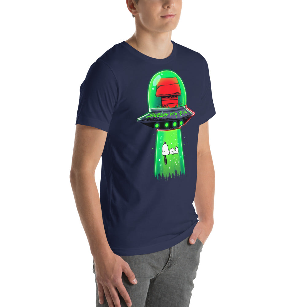 Playera Snoopy UFO Snoozin With Style - Modelo masculino lateral