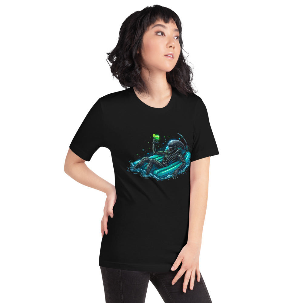 Playera Alien Xenomorph Pool Float Green Cocktail - Modelo femenina