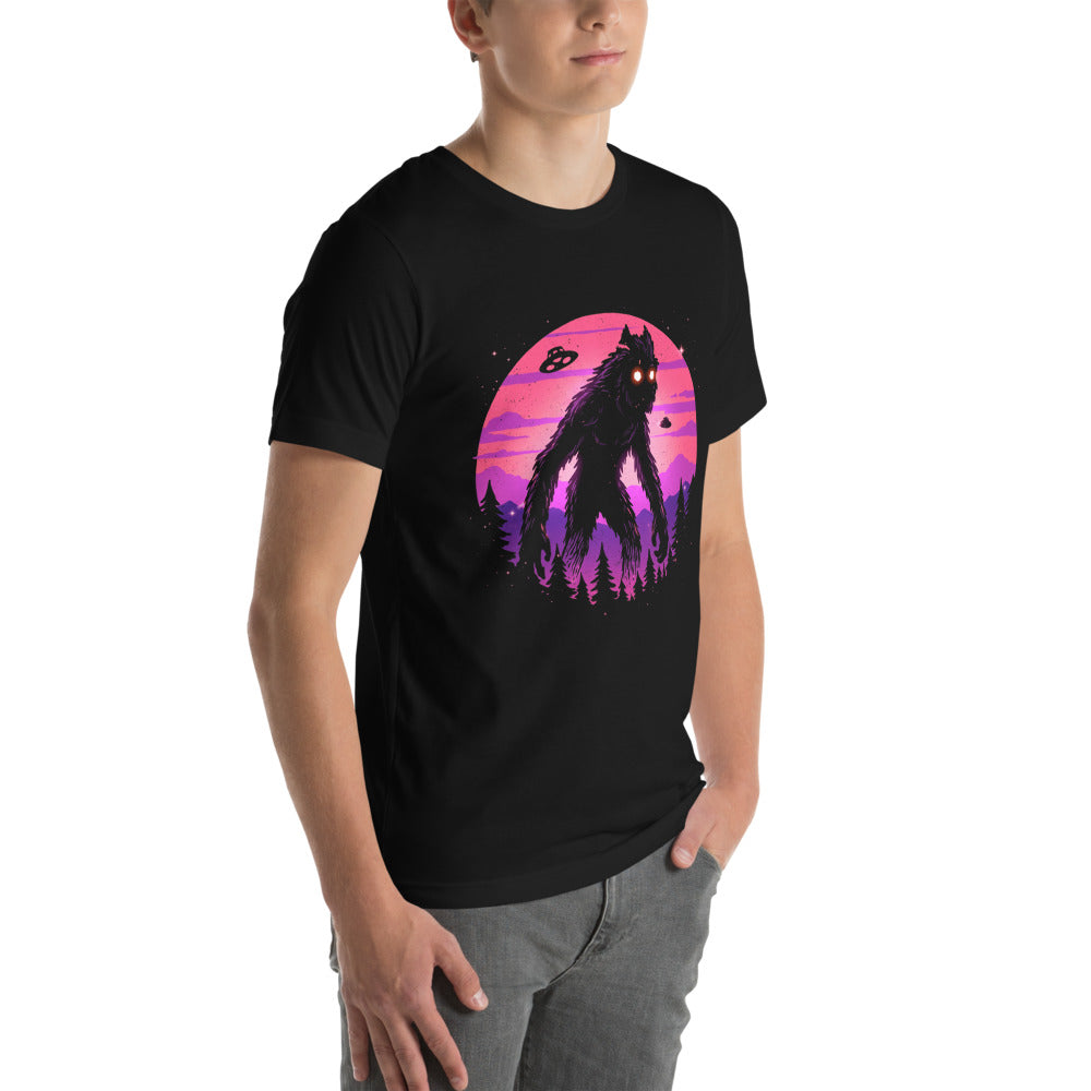 Playera Bigfoot UFO Retro Sunset - Modelo masculino lateral