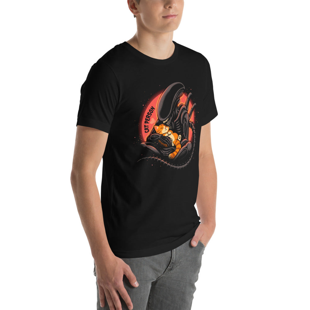 Playera Cat Person Xenomorph Hugging Orange Kitten - Modelo masculino lateral