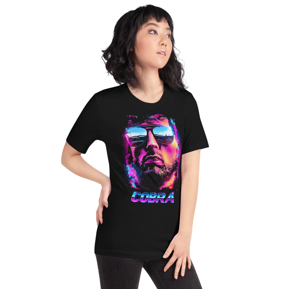 Playera Cobra Neon Sunglasses Synthwave - Modelo femenina