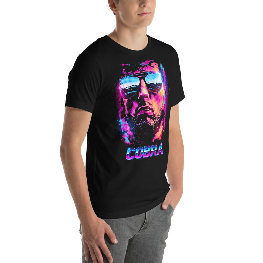 Playera Cobra Neon Sunglasses Synthwave - Modelo masculino lateral