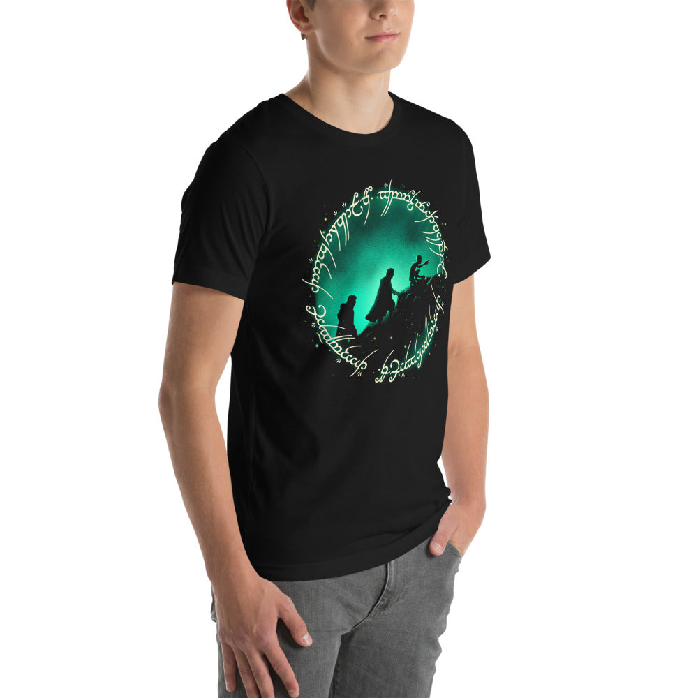 Playera Frodo Sam Gollum One Ring Script Green Glow - Modelo masculino lateral