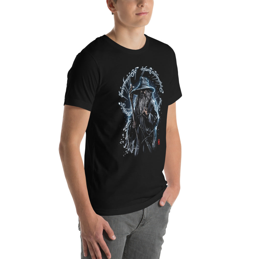 Playera Gandalf The Grey One Ring Script - Modelo masculino lateral