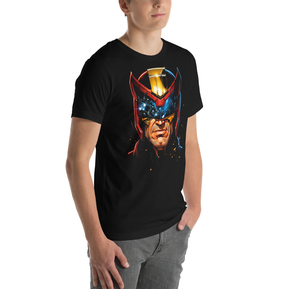 Playera Judge Dredd Golden Crest Helmet - Modelo masculino lateral
