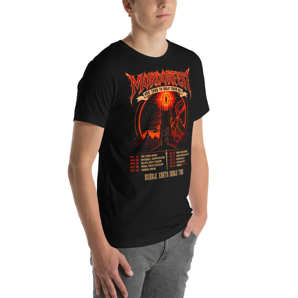 Playera Mordorfest One Tour To Rule Them All - Modelo masculino lateral