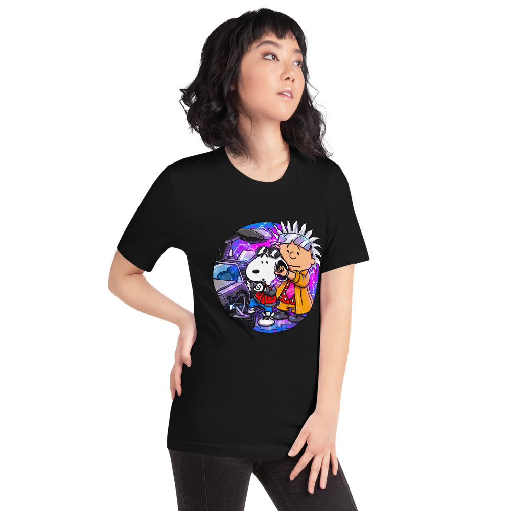 Playera Snoopy Marty Charlie Brown Doc DeLorean - Modelo femenina