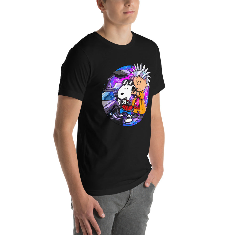 Playera Snoopy Marty Charlie Brown Doc DeLorean - Modelo masculino lateral