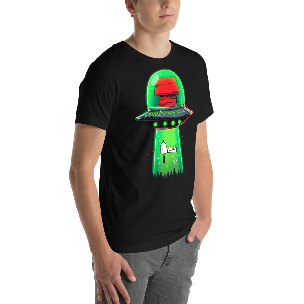 Playera Snoopy UFO Snoozin With Style - Modelo masculino lateral