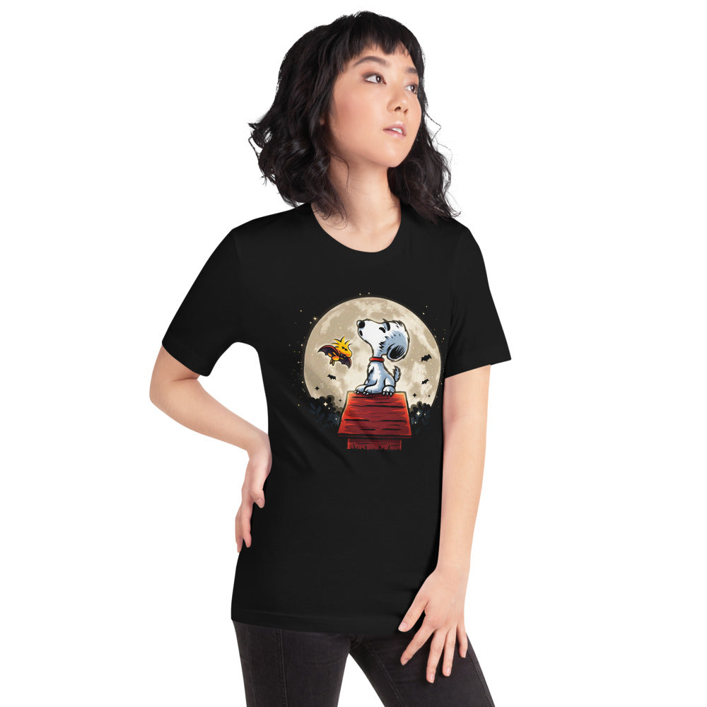 Playera Snoopy Woodstock Vampire Full Moon Doghouse - Modelo femenina