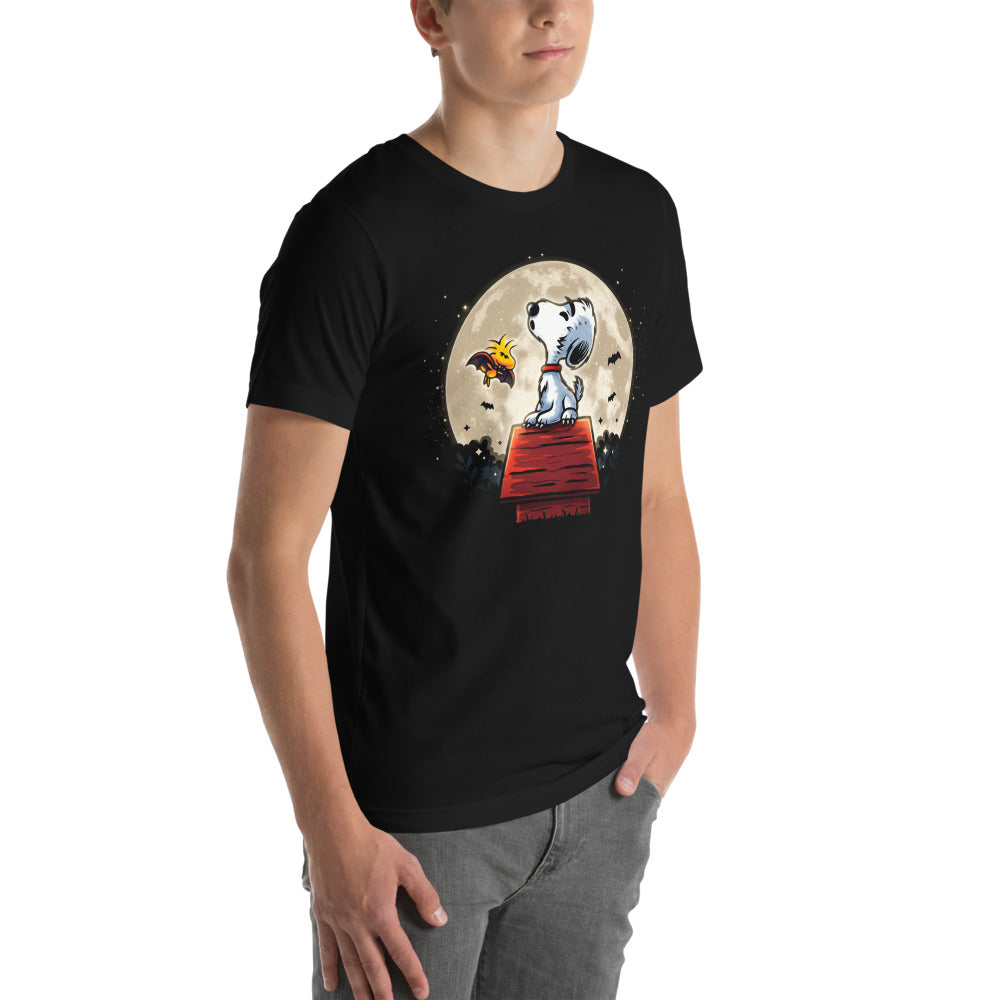 Playera Snoopy Woodstock Vampire Full Moon Doghouse - Modelo masculino lateral
