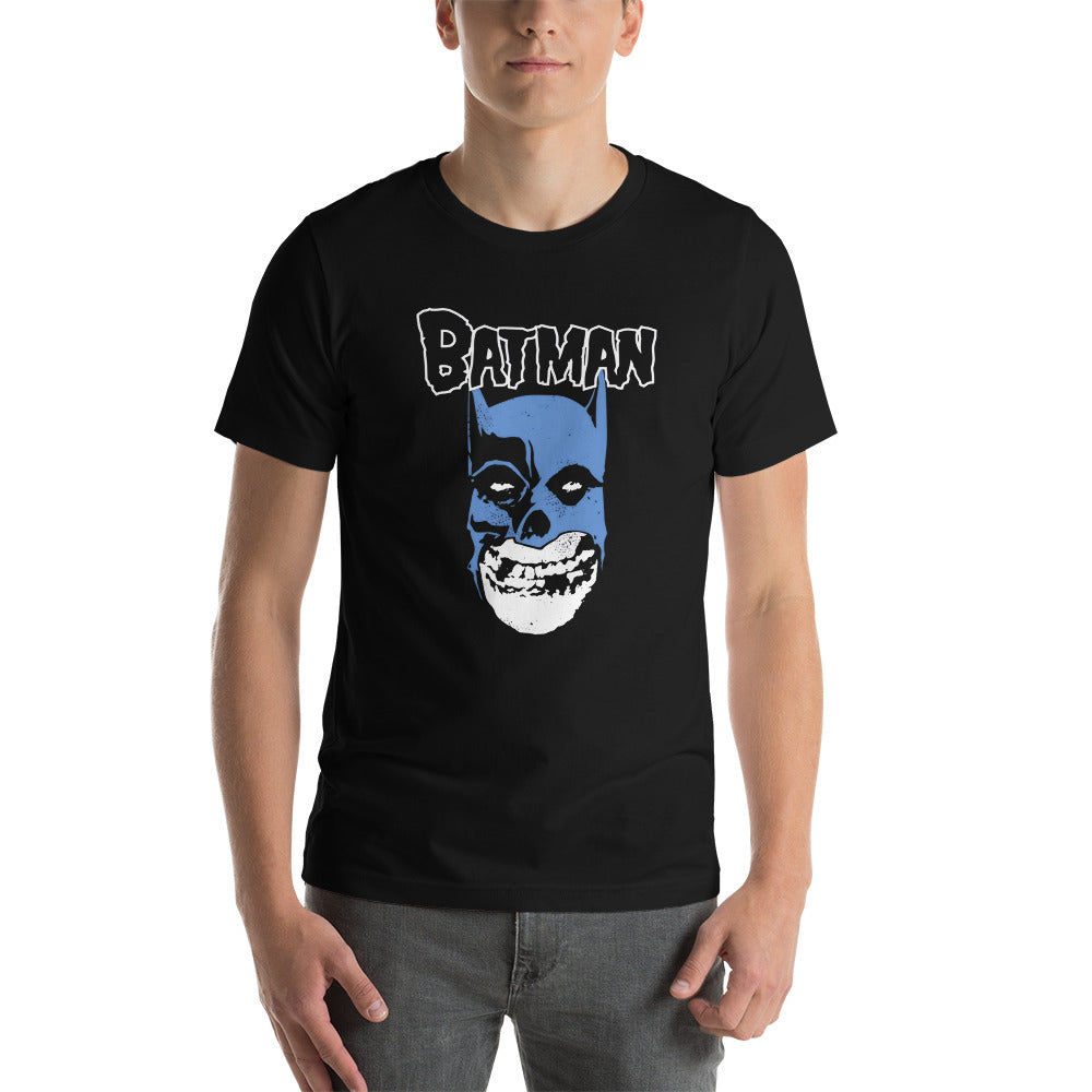 La Camiseta Batman Misfits es una prenda que combina dos iconos de la cultura pop: el Caballero de la Noche y la banda de punk rock The Misfits.