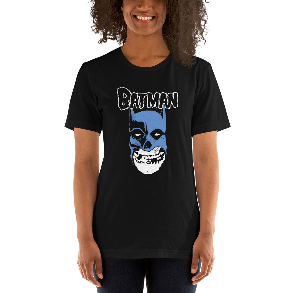 La Camiseta Batman Misfits es una prenda que combina dos iconos de la cultura pop: el Caballero de la Noche y la banda de punk rock The Misfits.