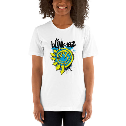 La playera blanca de Blink 182 es la elección perfecta para los fanáticos de la icónica banda de punk rock.